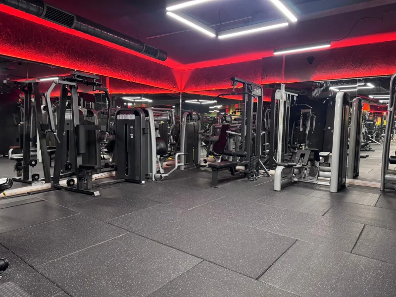 Synergy Fitness Buca alt kat antrenman alanı ve ekipmanlar